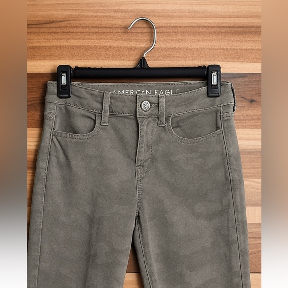 American Eagle Camo High-Rise Jeggings Size 4 | Next Level Stretch 27.5” Inseam - Picture 2 of 3